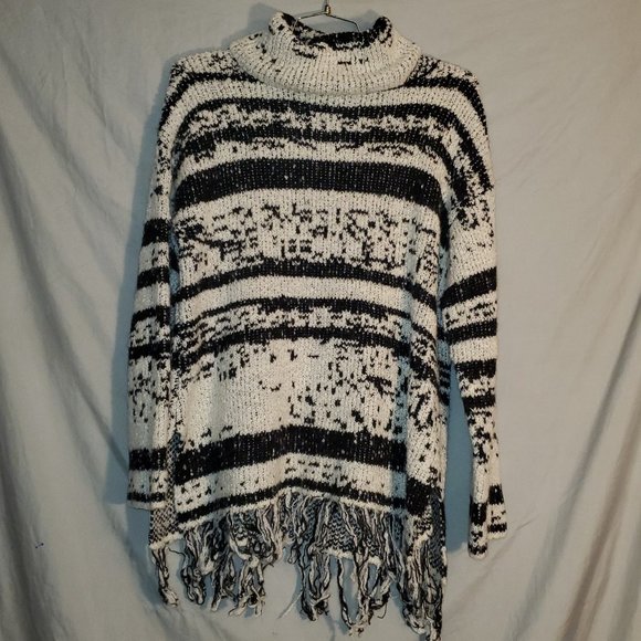 Willow & Clay Sweaters - 🎄Gorgeous gray fringe sweater